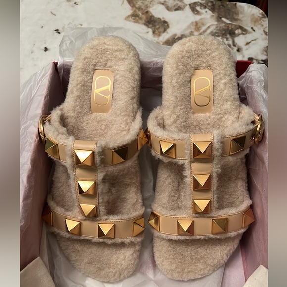 NIB VALENTINO GARAVANI womens Roman Stud Shearling Lined Sandals size 41 - Picture 3 of 7